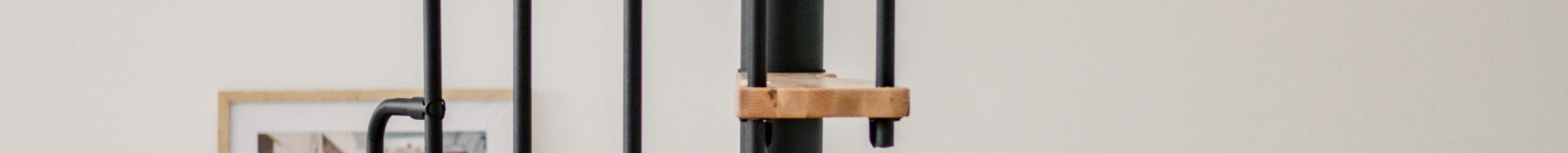 Die Spindeltreppe Suono kombiniert schwarze Metall-Elemente mit hellen Holzstufen. Das platzsparende Design passt sich perfekt an moderne Wohnräume an und sorgt für einen stilvollen Look.