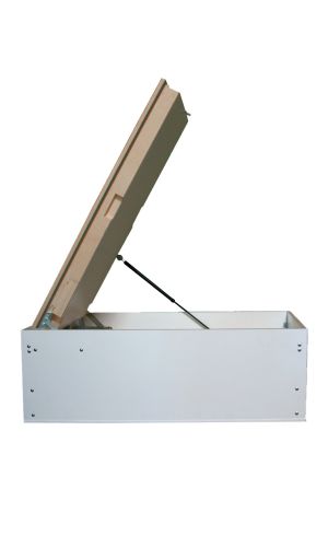 Geöffneter ISO-Oberdeckel Plus 87 mit Lukenverkleidung. Der weiße, rechteckige Kasten ist mit einem wärmegedämmten Deckel aus Holz versehen, der über eine Gasdruckfeder geöffnet gehalten wird. Die Konstruktion dient als isolierende Abdeckung für Dachbodentreppen oder -luken.