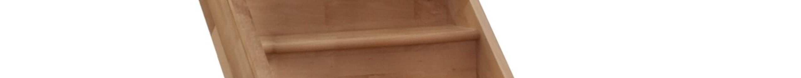 Eine Wangentreppe mit Setzstufen aus Buche ohne Geländer. Der untere Teil der Treppe hat eine viertelgewendelte Drehung nach links.