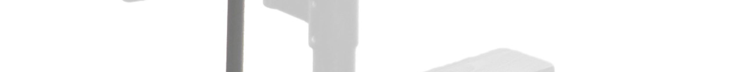 Höhenerweiterung für die Treppe Twister mit Buche-Stufen und grauem Metall. Gezeigt wird ein Detail der Zusatzstufe, der Geländerstäbe und des Handlaufs.