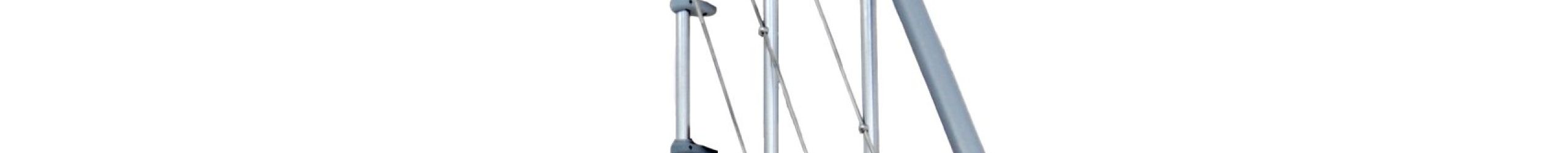 Zweites Geländer für die Raumspartreppe Nizza, bestehend aus grauen Metallpfosten mit Untergurten und einem grauen Handlauf aus PVC.