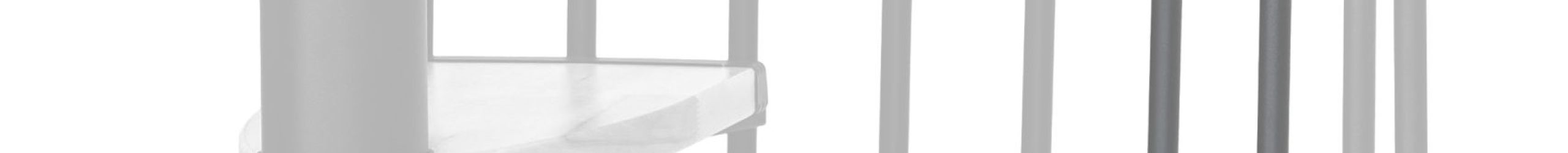 Höhenerweiterung für die Spindeltreppe Luna mit Stufen in Buche und grauem Metall. Gezeigt wird ein Detail der Zusatzstufe und der Geländerstäbe.