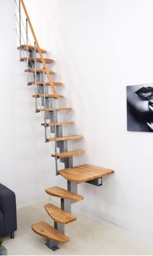 Mittelholmtreppe Quatro Turn mit 1/4 gewendelten Buchenstufen, grauem Metallgeländer mit Untergurten und Holzhandlauf.