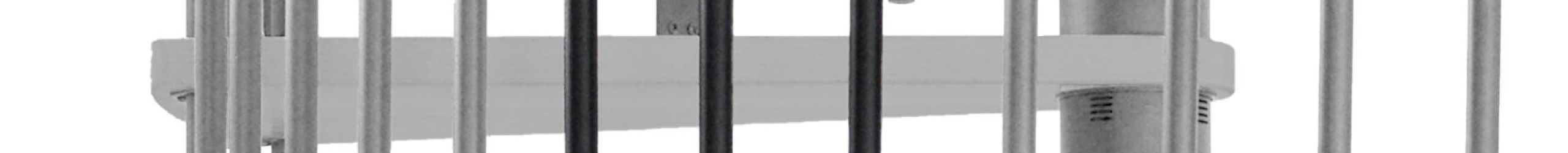 Höhenerweiterung für die Treppe Spiral Effect mit Stufen in Buche zu Walnuss gebeizt und schwarzem Metall. Gezeigt wird ein Detail der Zusatzstufe, der Geländerstäbe und des Handlaufs.