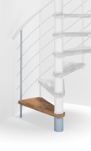 Höhenerweiterung für die Spindeltreppe Venezia Smart mit Stufen in Buche und weißem Metall. Gezeigt wird ein Detail der Zusatzstufe und des Geländerstabs.