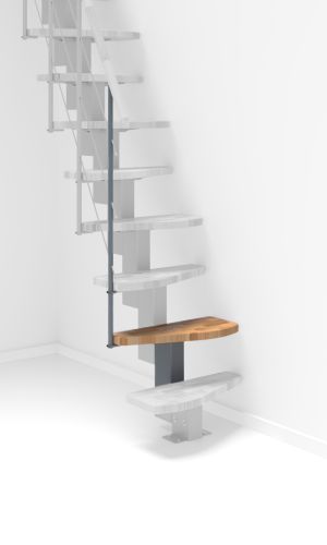 Höhenerweiterung für die Treppe Quatro mit Buche-Stufen und grauem Metall. Gezeigt wird ein Detail der Zusatzstufe, der Geländerstäbe und des Handlaufs.