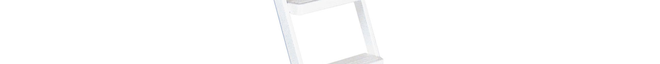 Dachbodentreppe Steel mit geradläufiger Aluminiumleiter, weißem Deckel und umlaufendem Futterkasten. Die Treppe besitzt einen gelben Sicherheitsgriff und erreicht einen Wärmedämmwert von 1,1 W/m²K.