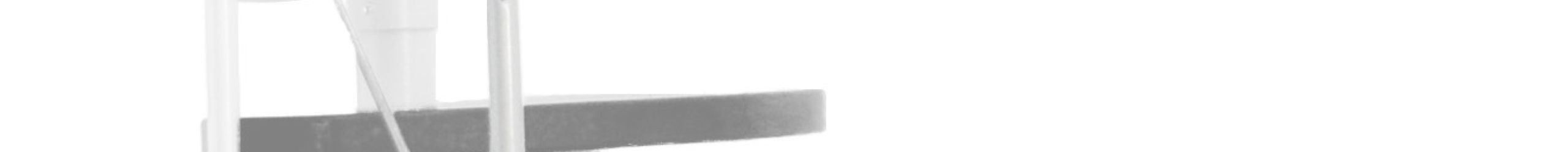 Höhenerweiterung für die Treppe Nizza mit Walnuss -Stufen und weißem Metall. Gezeigt wird ein Detail der Zusatzstufe, der Geländerstäbe und des Handlaufs.