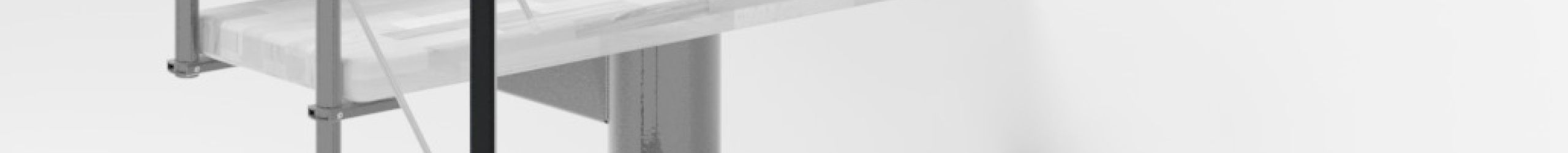 Höhenerweiterung für die Treppe Comfort Top mit Buche-Stufen und schwarzem Metall. Gezeigt wird ein Detail der Zusatzstufe, der Geländer Stäbe und des Handlaufs.