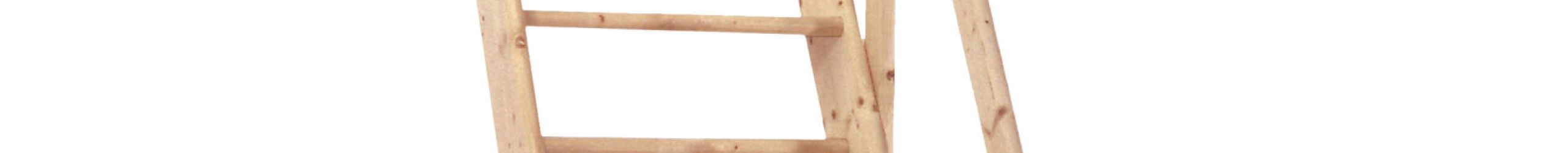 Raumspartreppe Softline aus Fichte mit geradem Verlauf, ergonomisch geformten Trittstufen und einseitigem Holzgeländer.