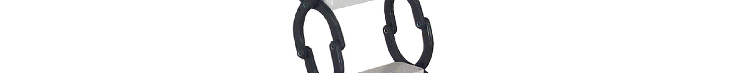 Dachbodentreppe Elegance mit ausziehbarem Scherentreppensystem aus Metall und weißem Deckel. Die Treppe erreicht einen Wärmedämmwert von 1,1 W/m²K und kombiniert Funktionalität mit platzsparendem Design.