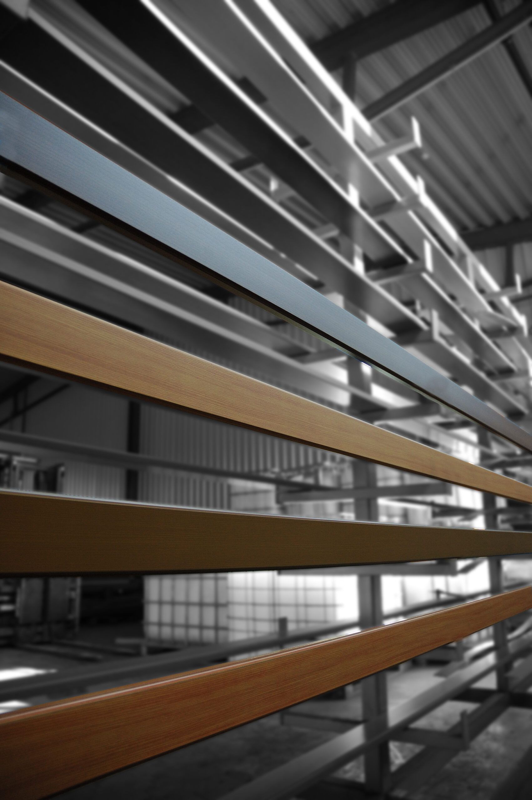 Farbpalette liegt aufgefächert auf einer grauen Tischplatte.