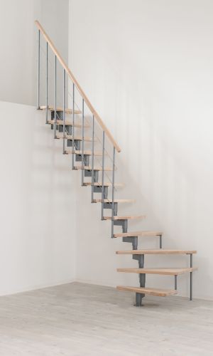 Mittelholmtreppe Style Turn mit Buche-Stufen und grauem Metallgeländer mit Untergurten und PVC-Handlauf. Der untere Teil weist eine Wendung auf, um eine platzsparende Lösung zu bieten.