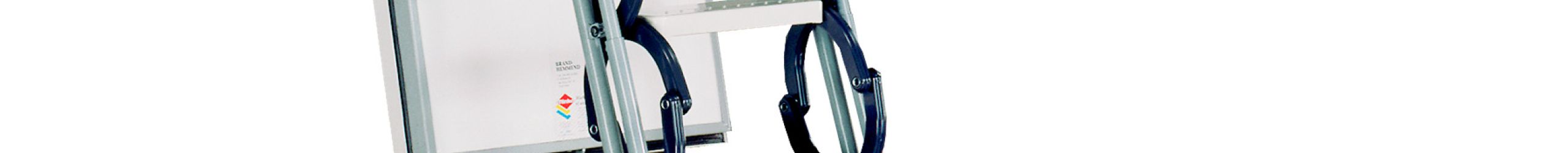 Dachbodentreppe Type 18 Small mit Scherentreppen-System aus Metall, weißem Deckel, umlaufender Wärmedämmung (1,3 W/m²K) und EI30-Brandschutzkennzeichnung. Die Treppe verfügt über rote seitliche Hebelarme zur Unterstützung der Bedienung.