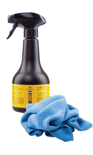 Reinigungsset für pulverbeschichtete Oberflächen bestehend aus einer schwarzen Sprühflasche mit gelbem Etikett und einem blauen Mikrofasertuch. Geeignet zur schonenden Reinigung und Pflege beschichteter Metallteile.