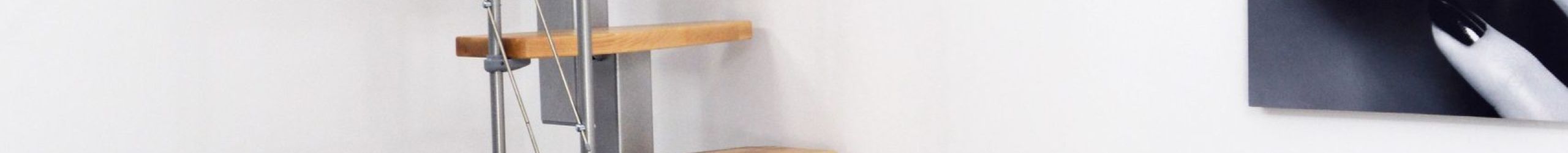 Mittelholmtreppe Quatro Turn mit 1/4 gewendelten Buchenstufen, grauem Metallgeländer mit Untergurten und Holzhandlauf.