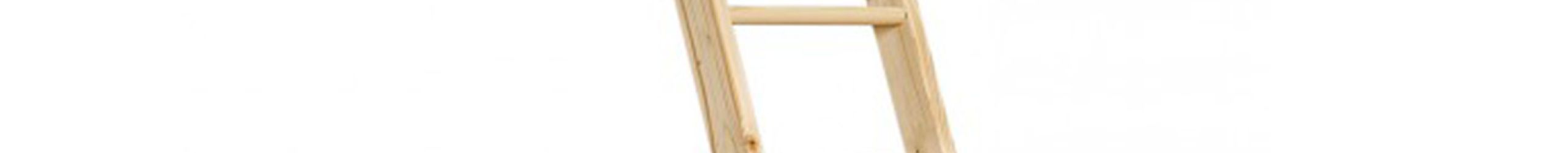 Dachbodentreppe Eurofire Protect mit dreiteiliger Holzleiter, umlaufendem Holzfutterkasten und weißer Deckelklappe. Ausgestattet mit einem gelben Sicherheitsgriff, EI45-Brandschutzkennzeichnung und einer Wärmedämmung von 0,66 W/m²K.