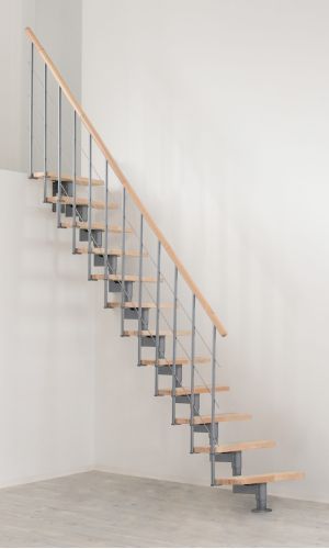 Mittelholmtreppe Style mit Buche-Stufen und grauem Metallgeländer mit Untergurten und PVC-Handlauf.