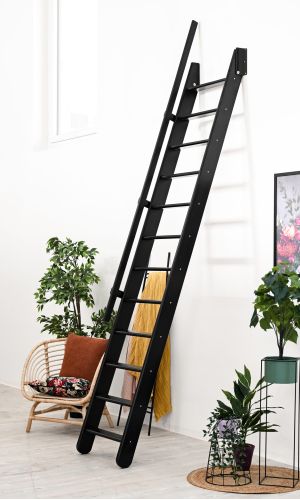 Schwarze Raumspartreppe Flexiblo aus Holz mit geradem, steilem Verlauf und schlanken Trittstufen. Die Treppe ist steil an der Wand aufgestellt.