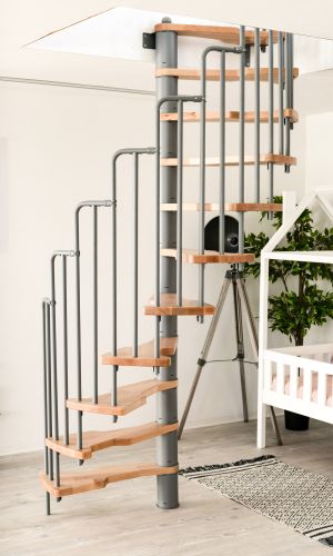 Die Spindeltreppe Metallica kombiniert graues Metallgeländer mit hellen Holzstufen. Ideal für moderne Wohnräume und platzsparende Lösungen, zum Beispiel in Kinderzimmern.
