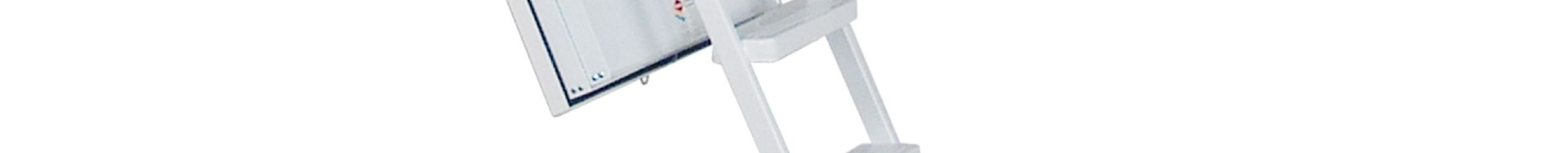 Dachbodentreppe Type 1 Passiv Plus mit weißem Metallrahmen, wärmegedämmter Deckelklappe und aufgesetztem Oberdeckel. Die Aluminiumleiter ist mit einem gelben Sicherheitsgriff ausgestattet. Wärmedämmwert von 0,33 W/m²K und EI60-Brandschutzkennzeichnung sind sichtbar.