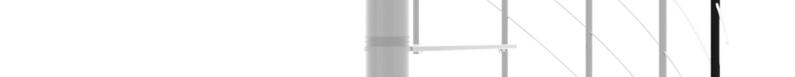 Höhenerweiterung für die Treppe Milano aus schwarzem Metall. Gezeigt wird ein Detail der Zusatzstufe, der Geländerstäbe und des Handlaufs.