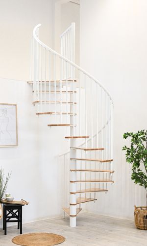 Spindeltreppe Switch mit Buchenstufen und weißem Metallgeländer eingebaut in einem hellen Raum mit Pfanzen, Stuhl und Beistelltisch