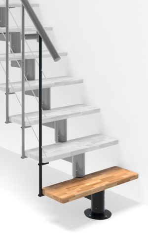 Höhenerweiterung für die Treppe Comfort Top mit Buche-Stufen und schwarzem Metall. Gezeigt wird ein Detail der Zusatzstufe, der Geländer Stäbe und des Handlaufs.