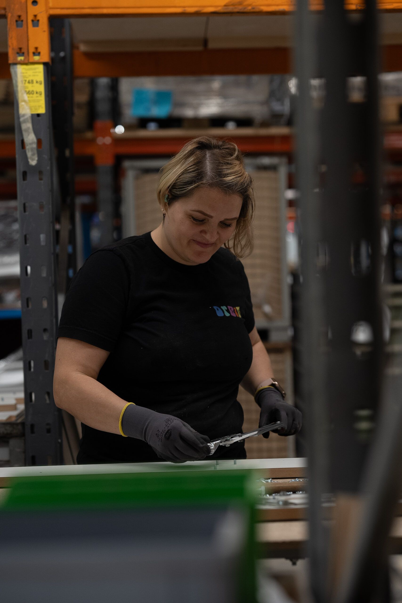 Maschinenanlage mit Absaugschläuchen in einer Werkstatt – Schleifvorgang von Holz.