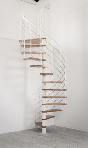 Spindeltreppe Venezia Smart mit Stufen aus Buchenholz, weißen Metallteilen, weißem PVC-Handlauf und Edelstahl-Untergurten, eingebaut in einen weißen Raum.