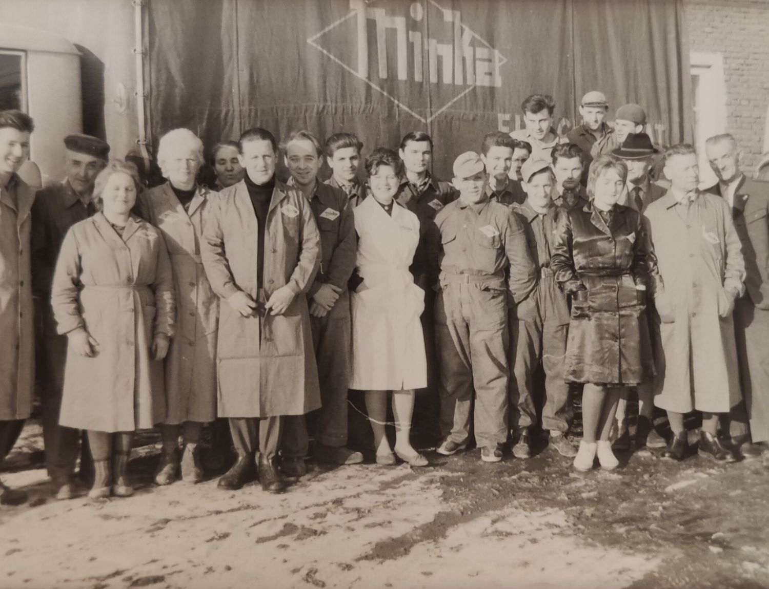 Schwarz-weiß Foto des Minka Teams 1960