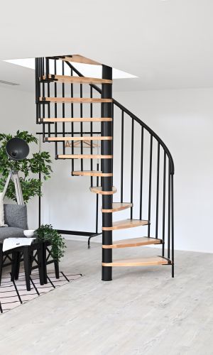 Die Spindeltreppe Luna überzeugt durch ihr modernes Design mit hellen Holzstufen und schwarzem Metallgestell. Perfekt geeignet für stilvolle und platzsparende Wohnkonzepte.