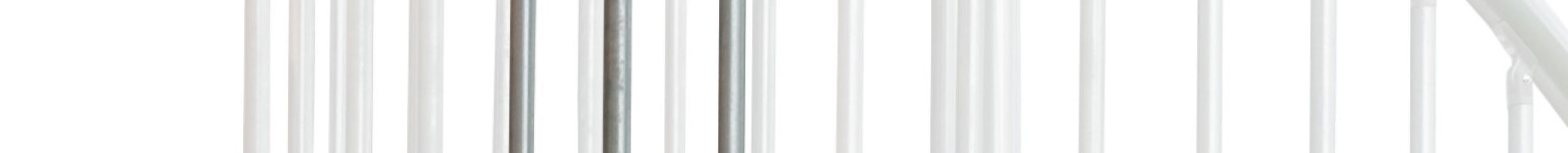 Höhenerweiterung für die Treppe Rondo Zink Plus aus verzinktem Metall. Gezeigt wird ein Detail der Zusatzstufe, der Geländerstäbe und des Aluminium-Handlaufs.