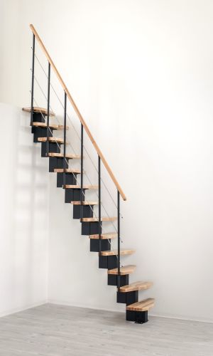 Mittelholmtreppe Quatro mit Buche-Stufen und schwarzem Metallgeländer mit Untergurten und Holz-Handlauf