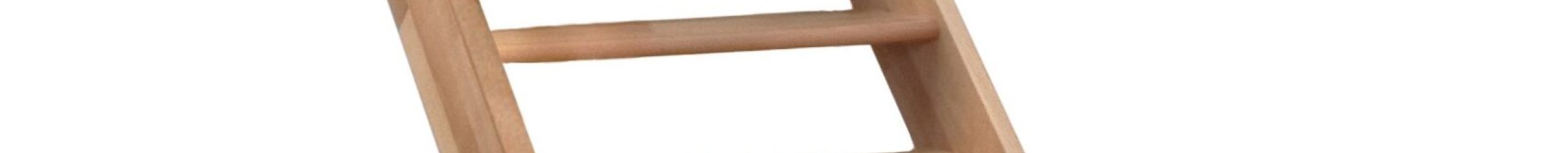 Eine klassische Wangentreppe ohne Geländer aus Buchenholz mit offenen Stufen. Der untere Teil der Treppe hat eine viertelgewendelte Drehung nach links.