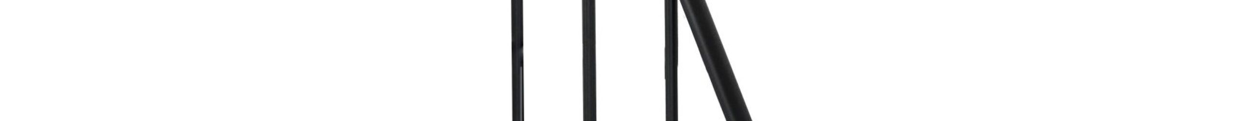 Schräges Treppengeländer in Schwarz mit schlichten vertikalen Stäben und einem durchgehenden Handlauf. Das Geländer unterstützt sicheren Halt beim Treppensteigen.