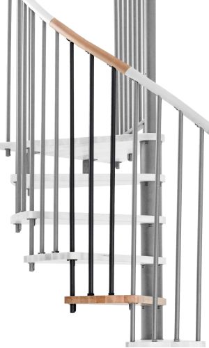 Höhenerweiterung für die Treppe Spiral Wood mit Stufen in Buche, schwarzem Stahlgeländer und Holz-Handlauf. Gezeigt wird ein Detail der Zusatzstufe, der Geländerstäbe und des Handlaufs.