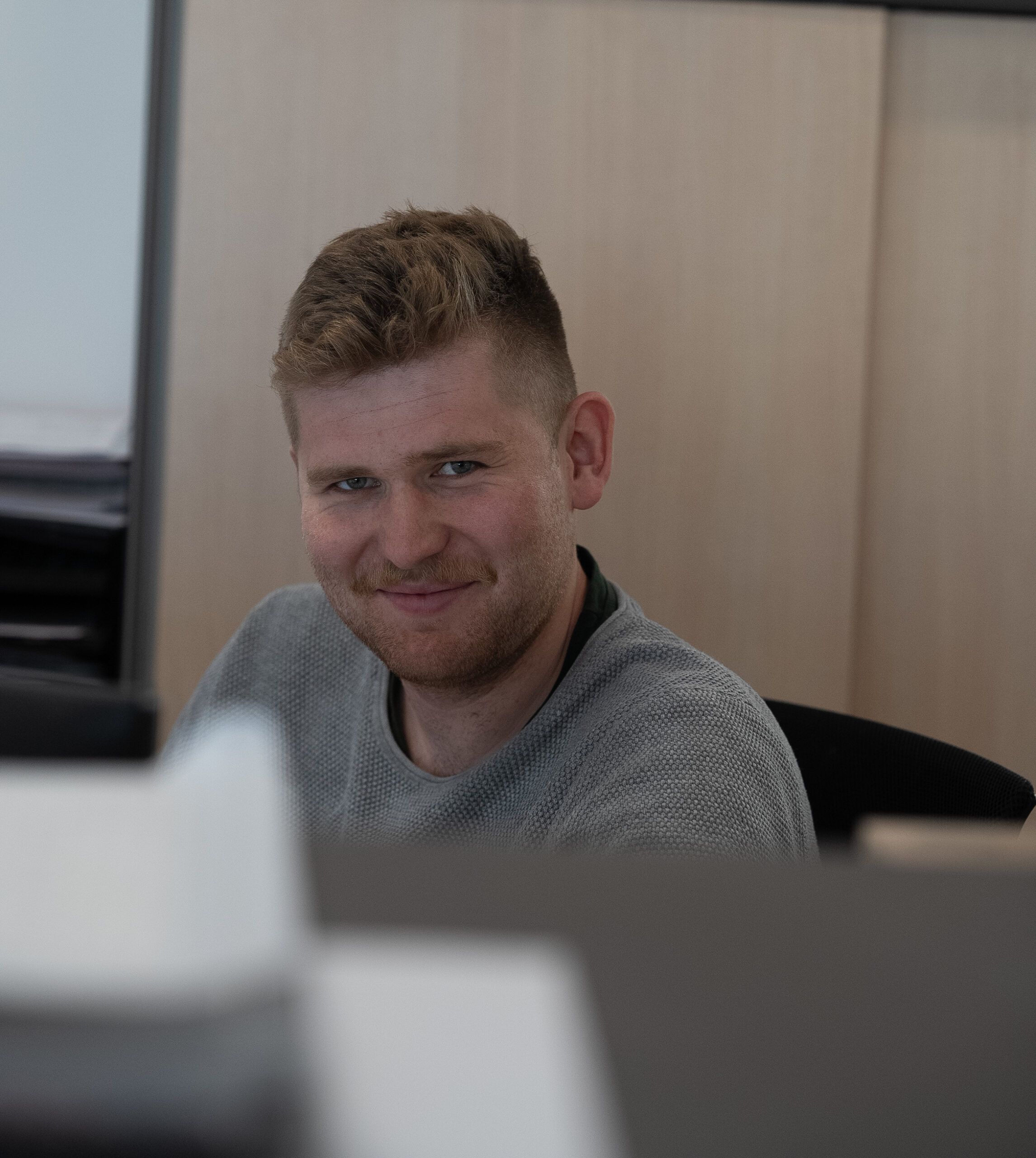 Gestapeltes Holz mit dunklerer, gleichmäßiger Färbung durch Thermobehandlung.