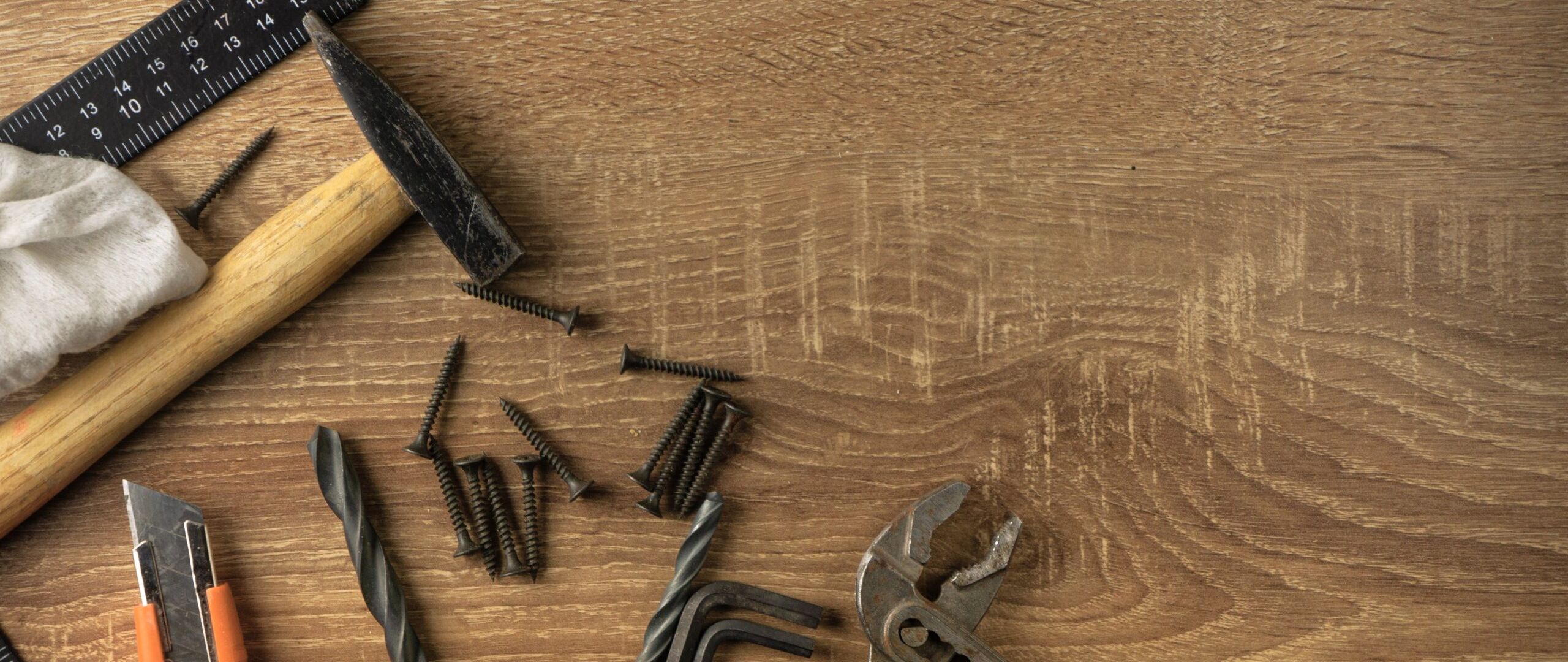 Verschiedenes Werkzeug auf einer Arbeitsplatte