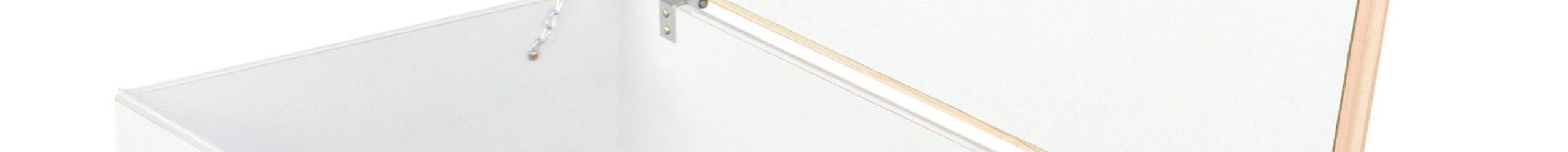 Geöffneter Oberdeckel für Euro Star Dachbodentreppe, in Weiß mit umlaufendem Holzrahmen und seitlicher Kettenhalterung zur sicheren Fixierung der Deckelklappe.