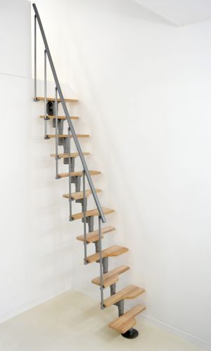 Mittelholmtreppe Vienna mit Buche-Stufen, grauem Metallgeländer und PVC-Handlauf.