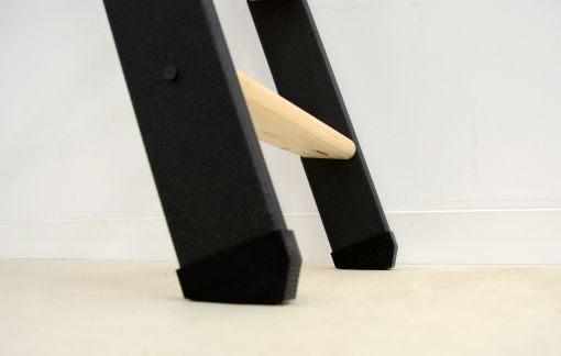 Detailansicht der Raumspartreppe Strong: Schwarze Treppenschuhe aus Kunststoff an den unteren Enden der Treppenwangen sorgen für Stabilität und rutschfesten Stand auf dem Boden.