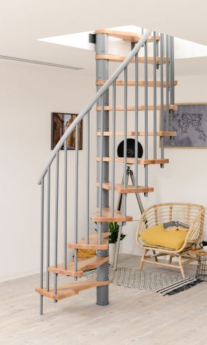 Die Spindeltreppe Metallica Smart mit grauem Metallgestell und hellen Holzstufen passt sich ideal modernen Wohnbereichen an. Kompakte Bauweise für stilvolle Raumlösungen mit wenig Platzbedarf.