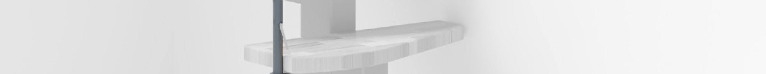 Höhenerweiterung für die Treppe Quatro mit Buche-Stufen und grauem Metall. Gezeigt wird ein Detail der Zusatzstufe, der Geländerstäbe und des Handlaufs.