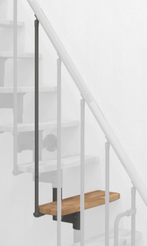Höhenerweiterung für die Treppe Joker mit Buche-Stufen und grauem Metall. Gezeigt wird ein Detail der Zusatzstufe, der Geländer Stäbe und des Handlaufs.