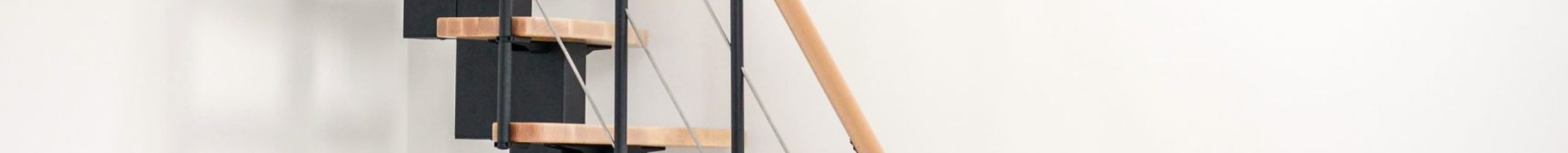 Mittelholmtreppe Quatro mit Buche-Stufen und schwarzem Metallgeländer mit Untergurten und Holz-Handlauf