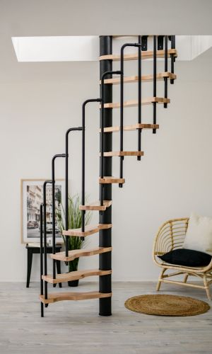 Die Spindeltreppe Suono kombiniert schwarze Metall-Elemente mit hellen Holzstufen. Das platzsparende Design passt sich perfekt an moderne Wohnräume an und sorgt für einen stilvollen Look.