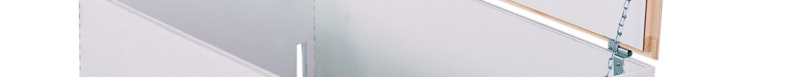 Geöffneter Oberdeckel für Dachbodentreppe Type 18 Small, in Weiß mit umlaufendem Holzrahmen und seitlicher Kettenhalterung zur sicheren Fixierung der Deckelklappe.