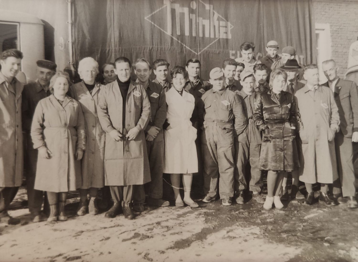 Schwarz-weiß Foto des Minka Teams 1960