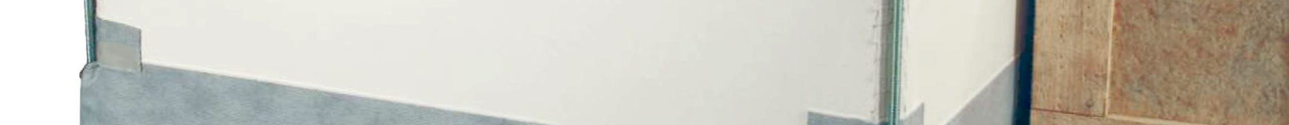 Passivhauseinbauset „Double“ mit einem Flachdachausstieg, umlaufendem Isoliermaterial, Dichtungsband (links) und Dichtfolie (rechts), dargestellt mit roten Pfeilen zur Markierung der jeweiligen Anwendungspunkte.